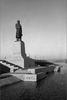 Гигантская статуя Сталина стояла на Волго-Доне - очередном канале, построенном его заключенными. 
Однажды смотритель, следивший за статуей, обнаружил, что птицы очень  полюбили отдыхать на голове стат
